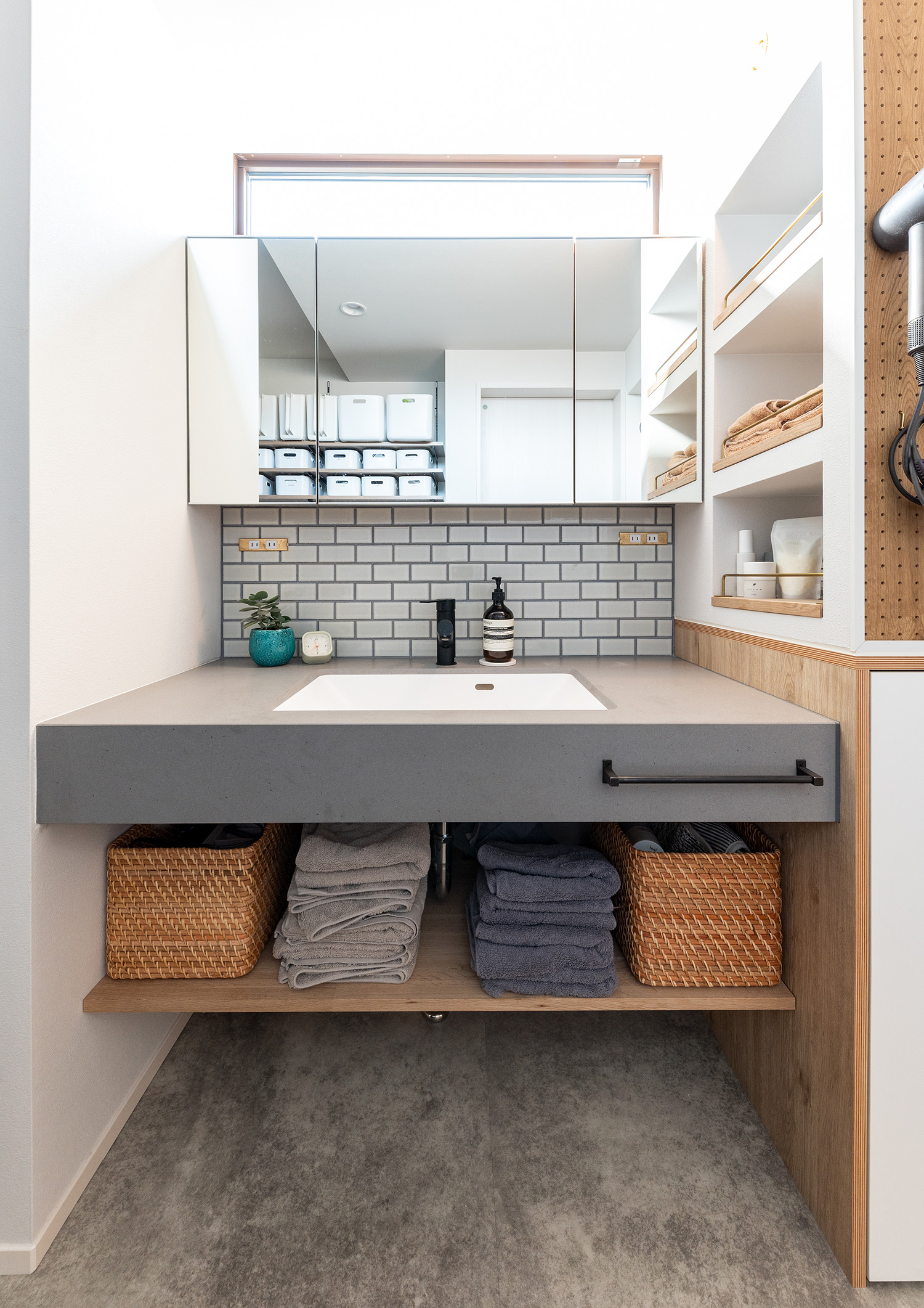 注文住宅・洗面所・造作洗面・収納の多い洗面所 注文住宅・デザイン住宅建築実例_『CASE737 RUSTIC』_浴室・洗面所