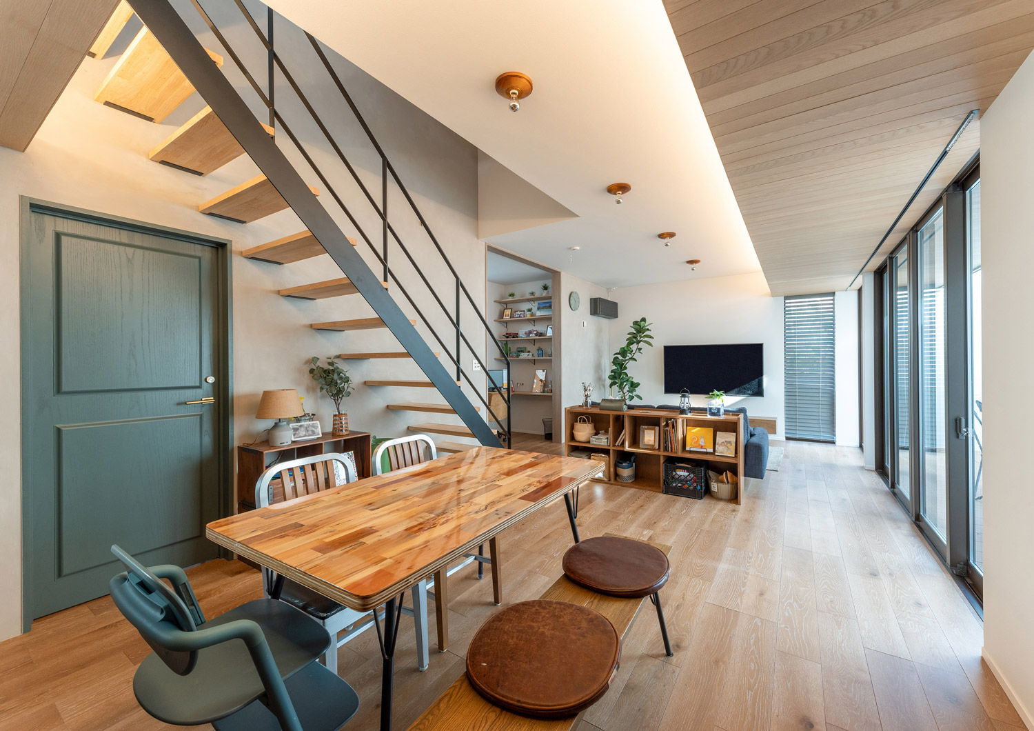 注文住宅・LDK・ダイニング・スケルトン階段・リビングイン階段 注文住宅・デザイン住宅建築実例_『CASE737 RUSTIC』_LDK