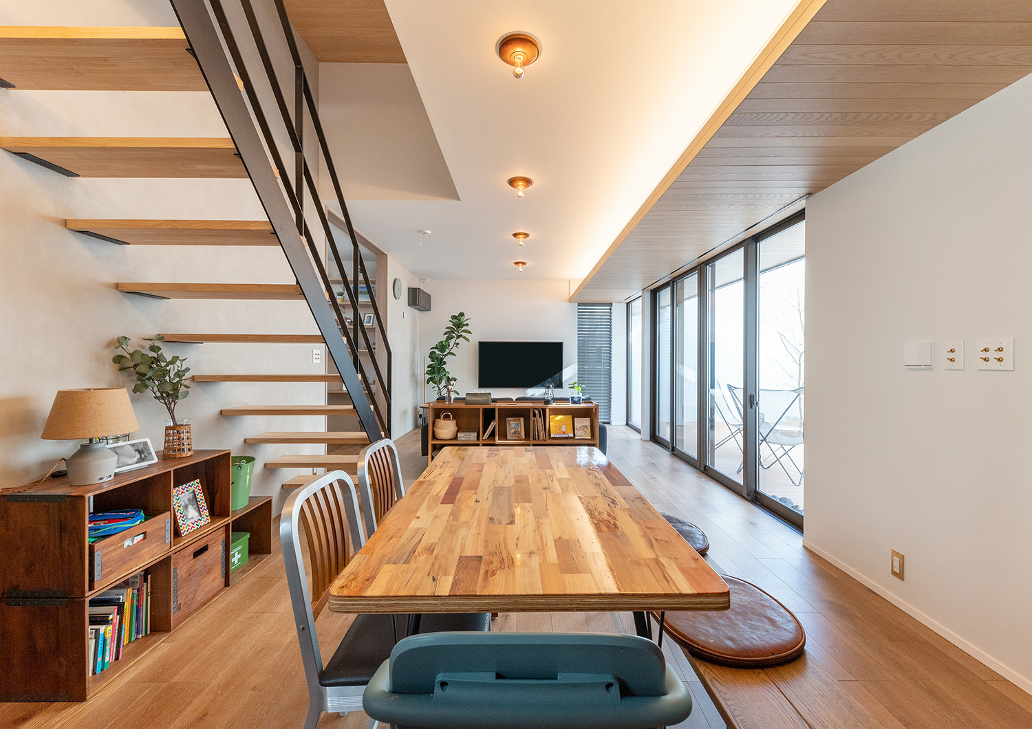 注文住宅・LDK・ダイニング・スケルトン階段・リビングイン階段 注文住宅・デザイン住宅建築実例_『CASE737 RUSTIC』_LDK