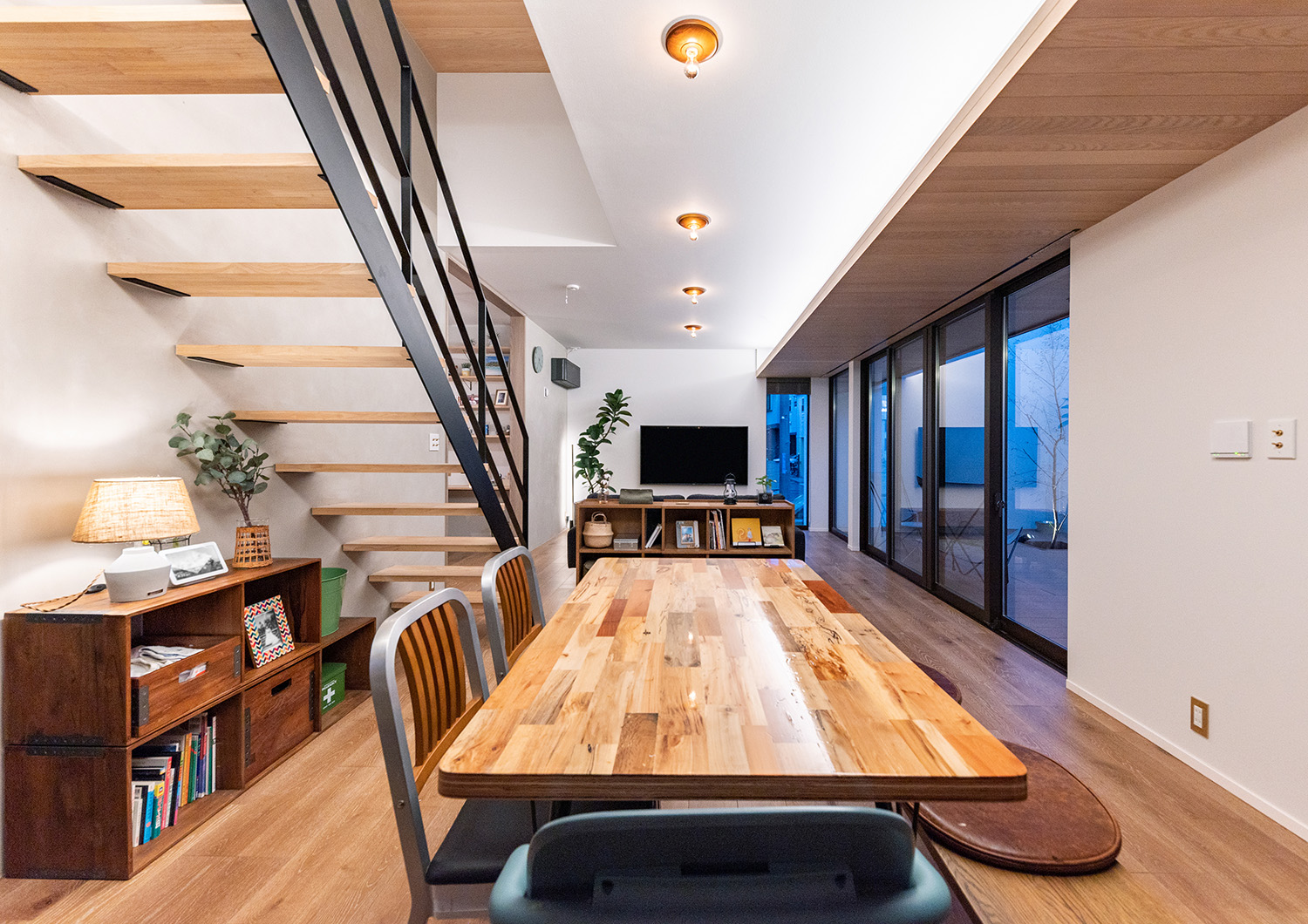 注文住宅・LDK・ダイニング・スケルトン階段・リビングイン階段 注文住宅・デザイン住宅建築実例_『CASE737 RUSTIC』_LDK