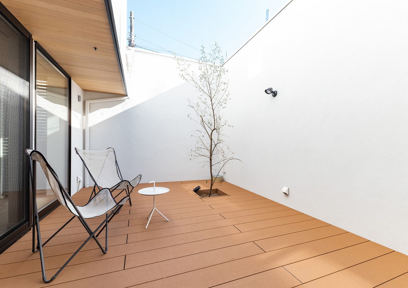 注文住宅・テラス・ウッドデッキ・リビングとつながるテラス 注文住宅・デザイン住宅建築実例_『CASE737 RUSTIC』_テラス・バルコニー