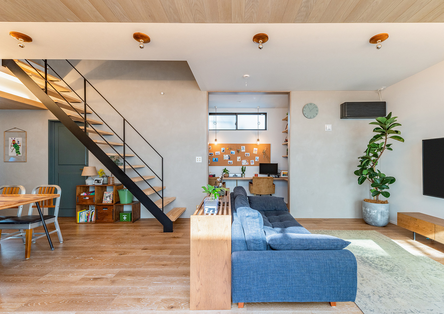 注文住宅・LDK・リビング・ワークスペース・スケルトン階段・リビングイン階段 注文住宅・デザイン住宅建築実例_『CASE737 RUSTIC』_LDK