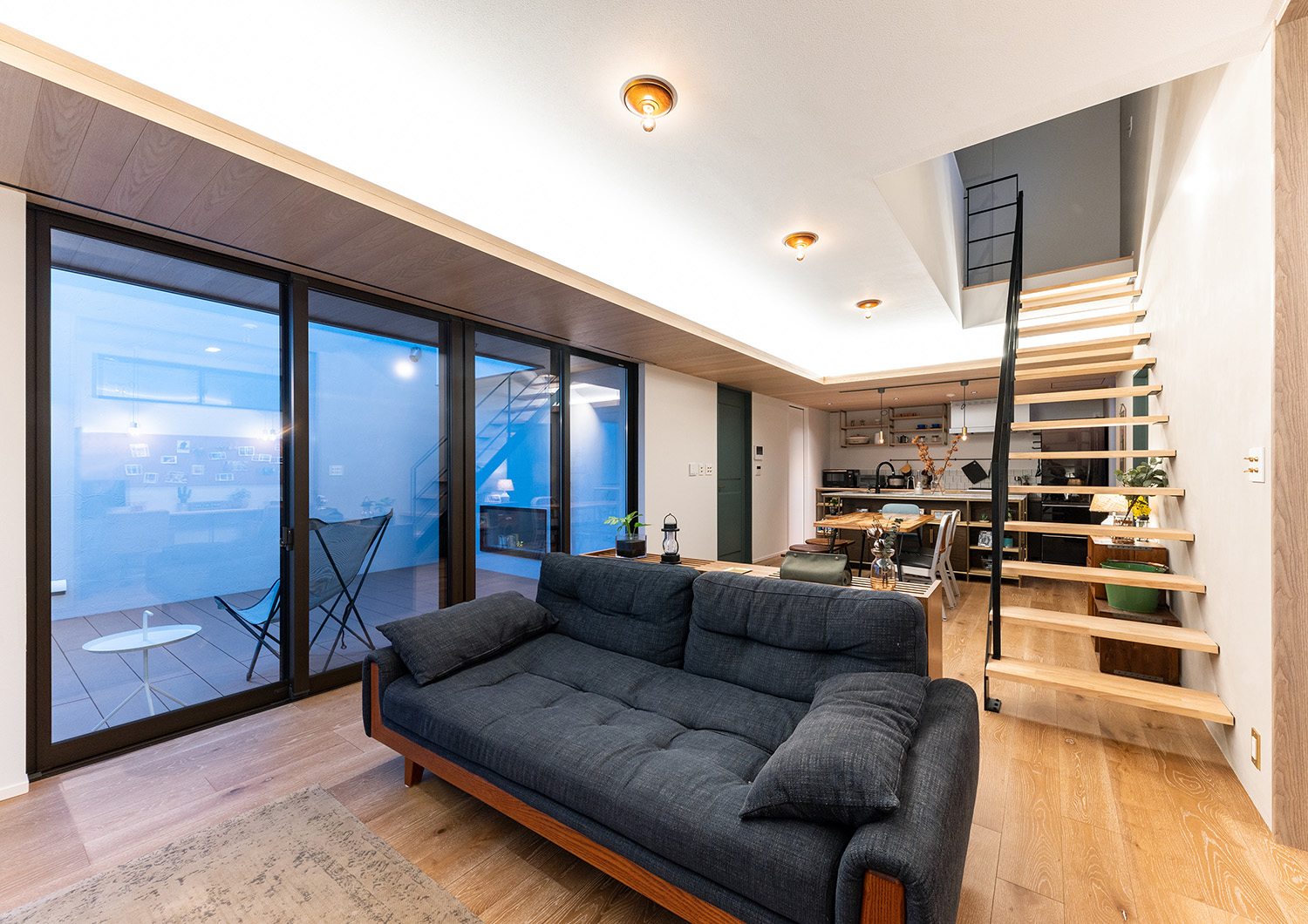 注文住宅・LDK・リビング・テラス・スケルトン階段・リビングイン階段 注文住宅・デザイン住宅建築実例_『CASE737 RUSTIC』_LDK