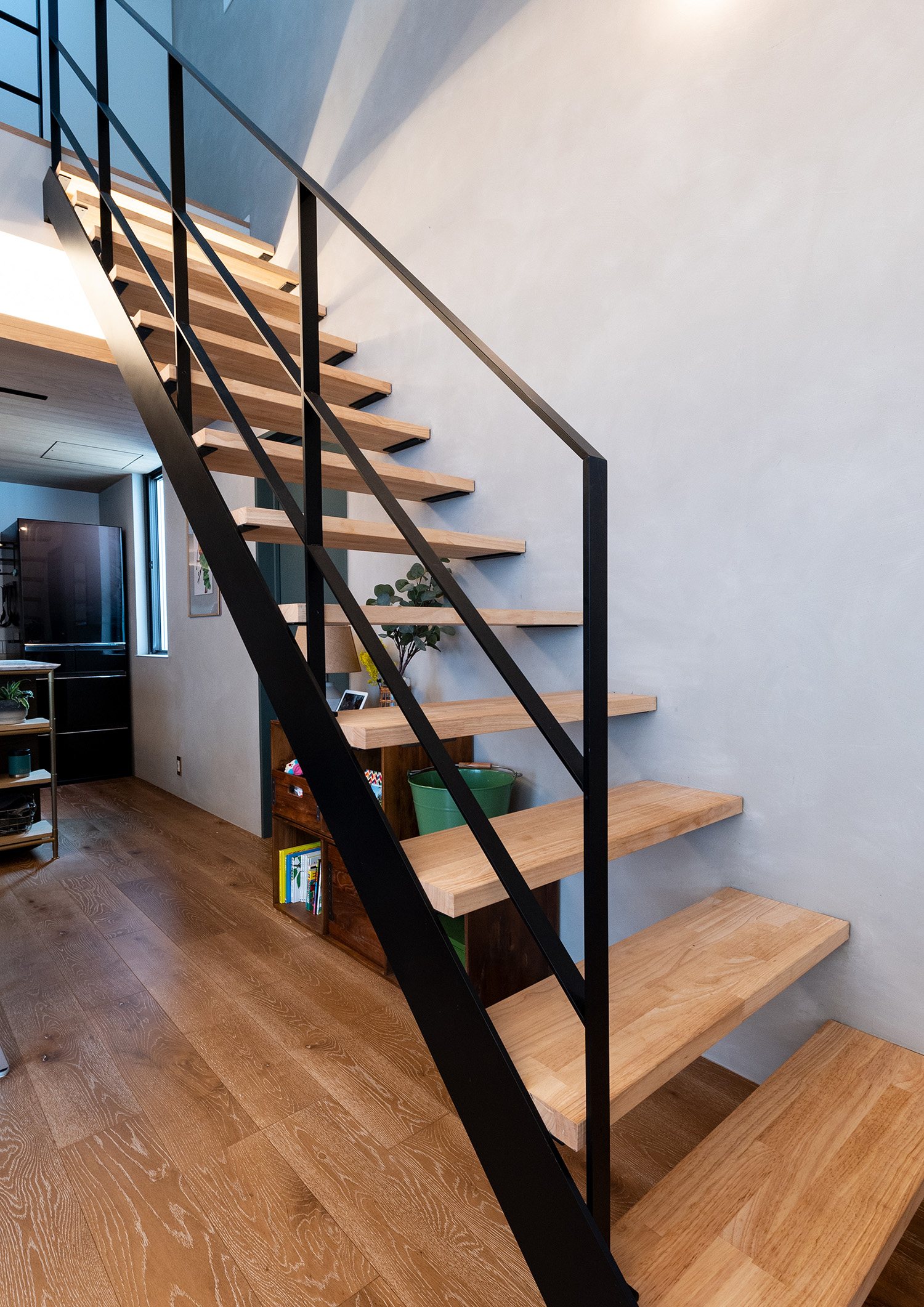 注文住宅・スケルトン階段・リビングイン階段・木製の階段・アイアンの手すり 注文住宅・デザイン住宅建築実例_『CASE737 RUSTIC』_階段
