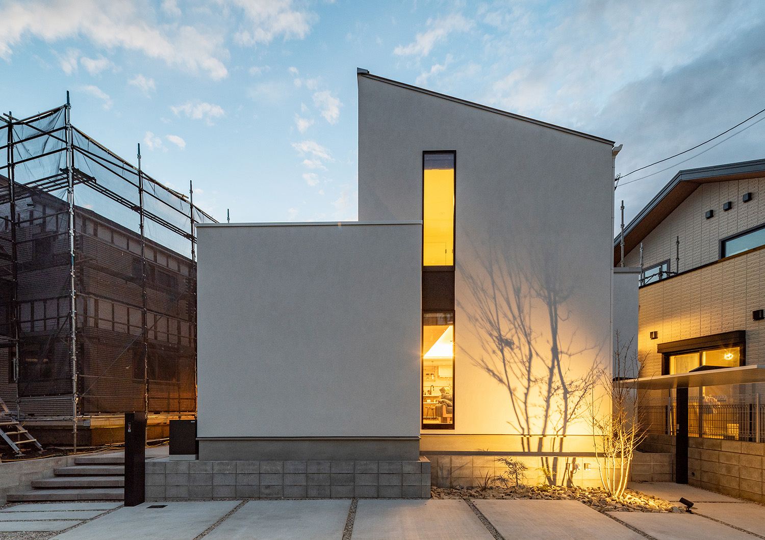 注文住宅・外観・シンプルな外観・スリット窓・屋外照明・シンボルツリー 注文住宅・デザイン住宅建築実例_『CASE737 RUSTIC』_外観