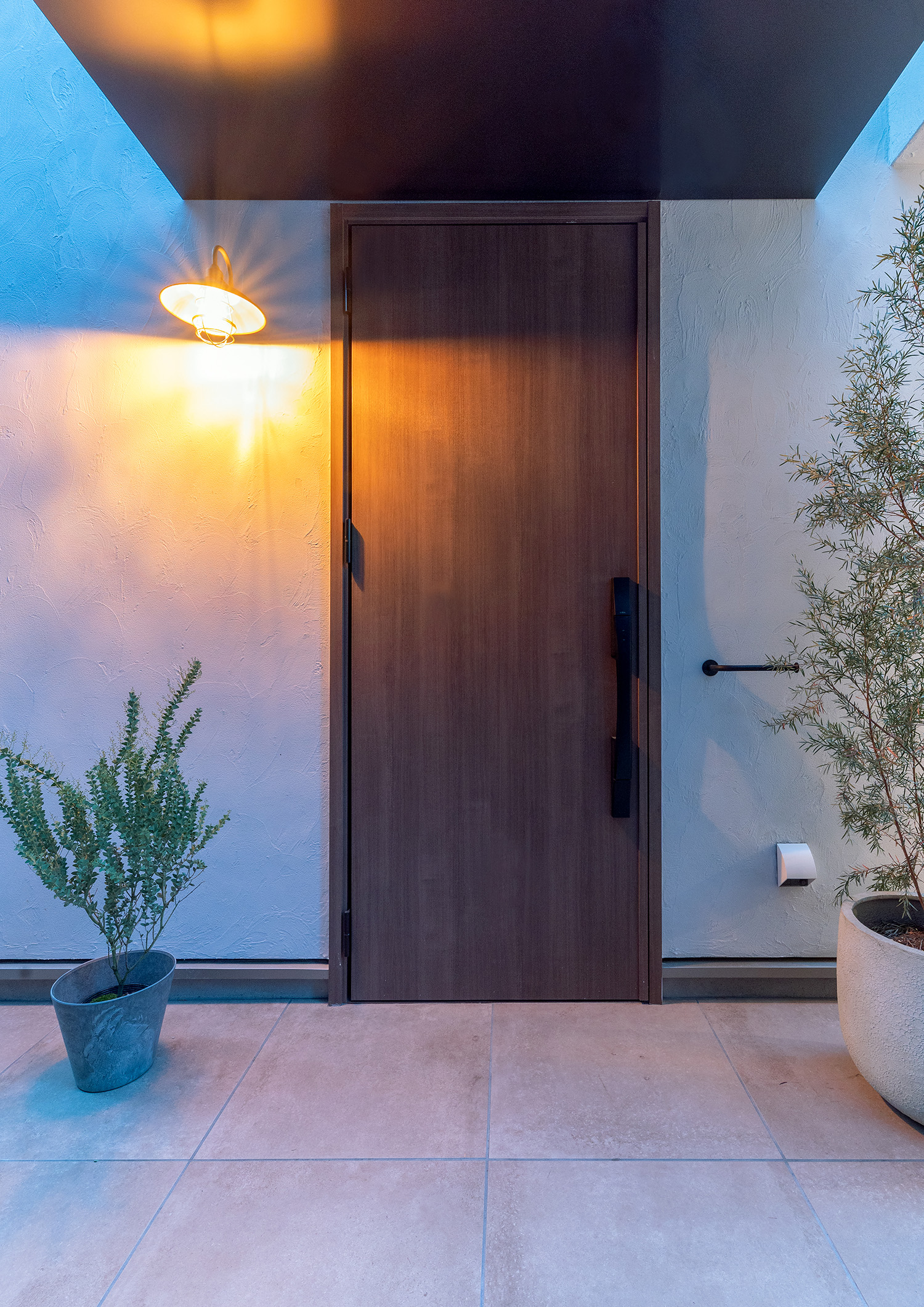 注文住宅・外観・玄関扉・ダークブラウンの玄関扉・屋外照明 注文住宅・デザイン住宅建築実例_『CASE737 RUSTIC』_外観