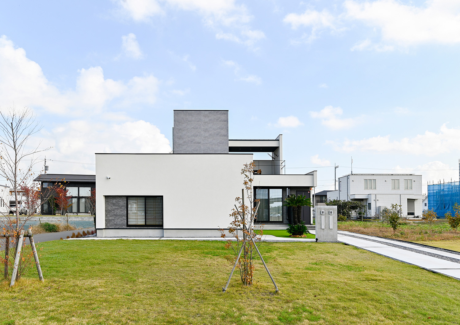 一部二階建てとなっている、安定感のある二世帯住宅の外観