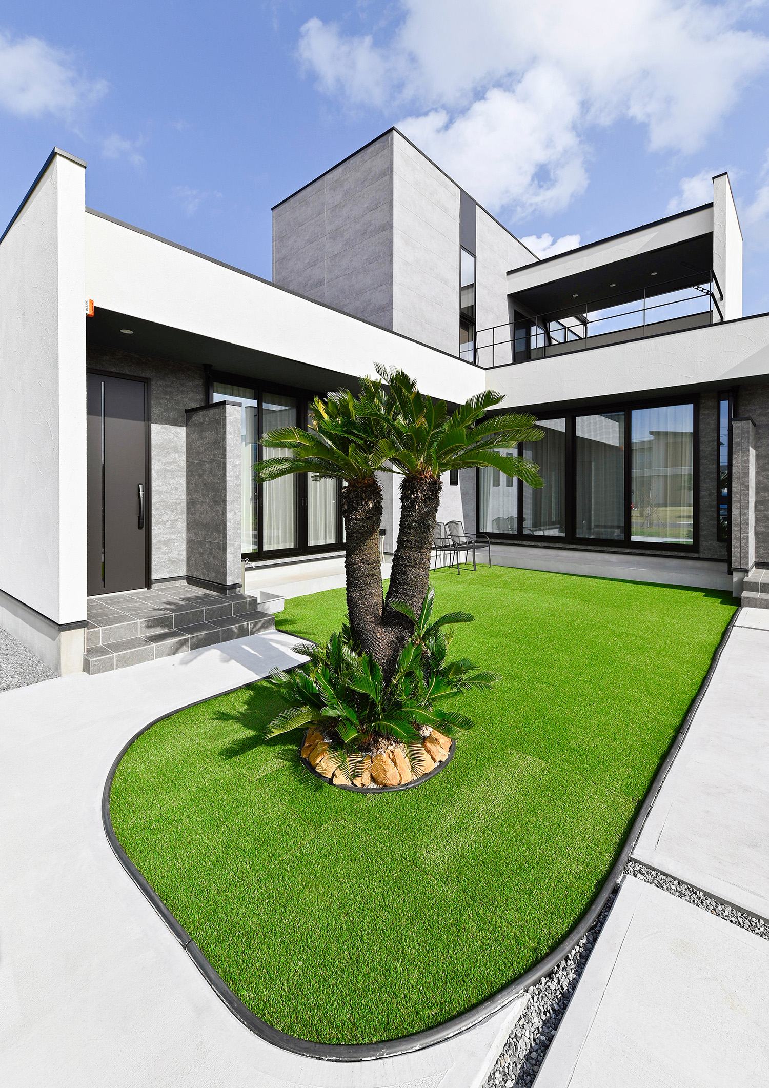 注文住宅・外観・玄関アプローチ・庭のある家・シンボルツリー 注文住宅・デザイン住宅建築実例_『CASE738 Grass field House』_外観