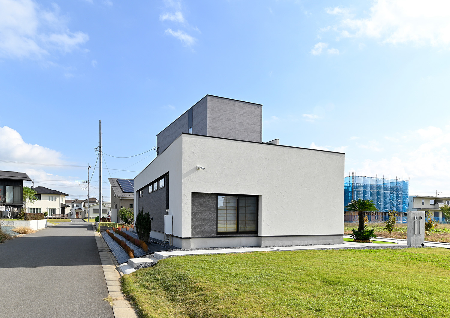 注文住宅・外観・一部二階建て・二世帯住宅 注文住宅・デザイン住宅建築実例_『CASE738 Grass field House』_外観