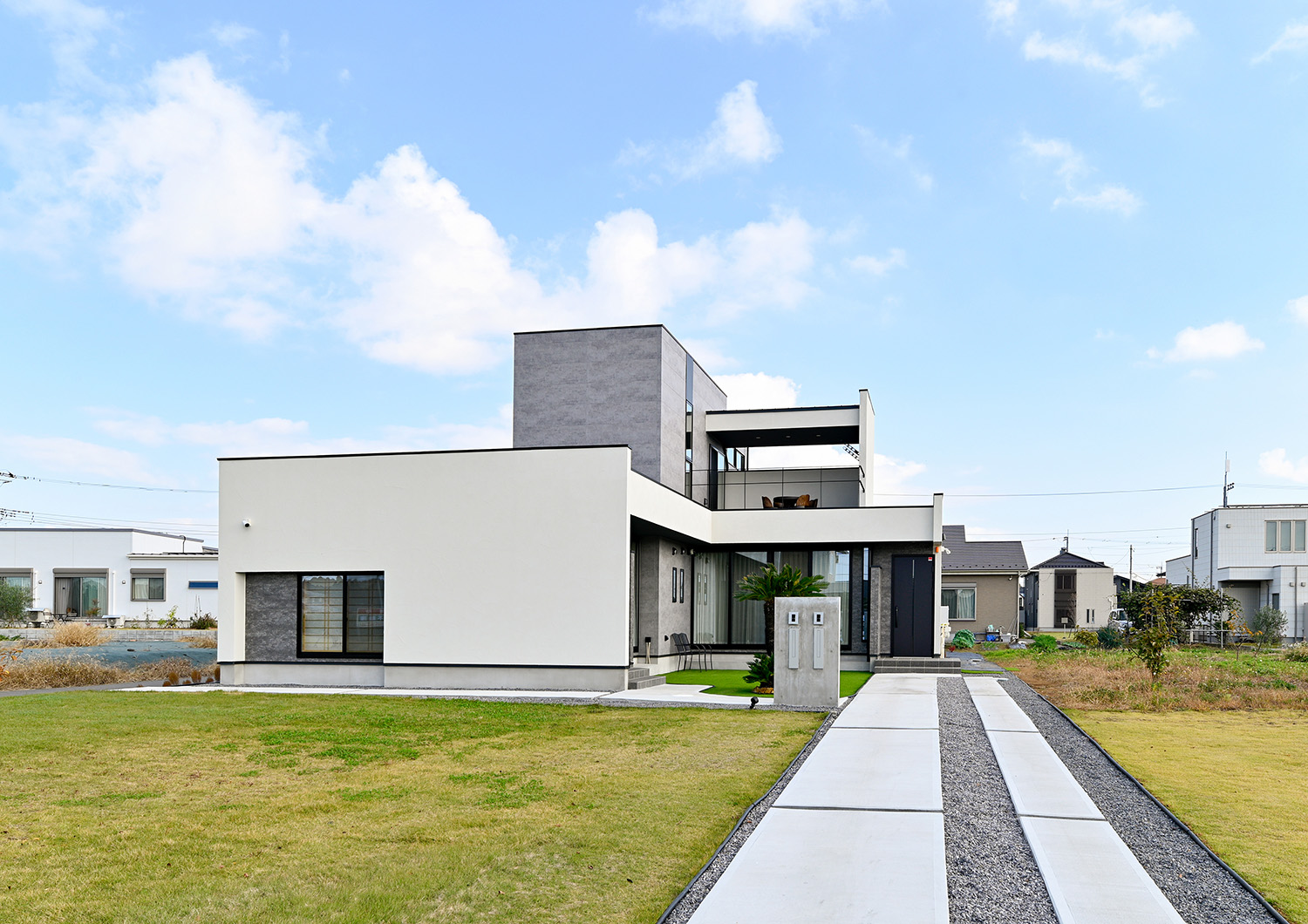 注文住宅・外観・一部二階建て・二世帯住宅・玄関アプローチ 注文住宅・デザイン住宅建築実例_『CASE738 Grass field House』_外観