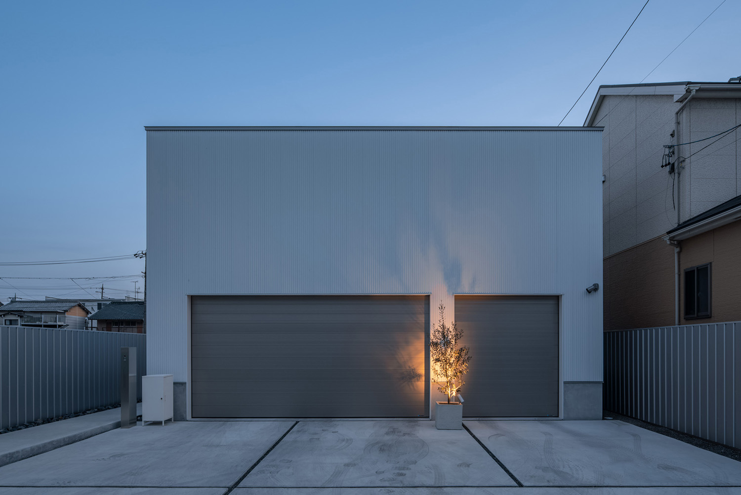 注文住宅・外観・スクエアな外観・ビルトインガレージ・屋外照明 注文住宅・デザイン住宅建築実例_『CASE739 like living in the sky』_外観