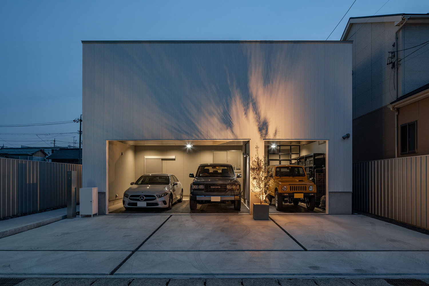 注文住宅・外観・スクエアな外観・ビルトインガレージ・屋外照明 注文住宅・デザイン住宅建築実例_『CASE739 like living in the sky』_外観