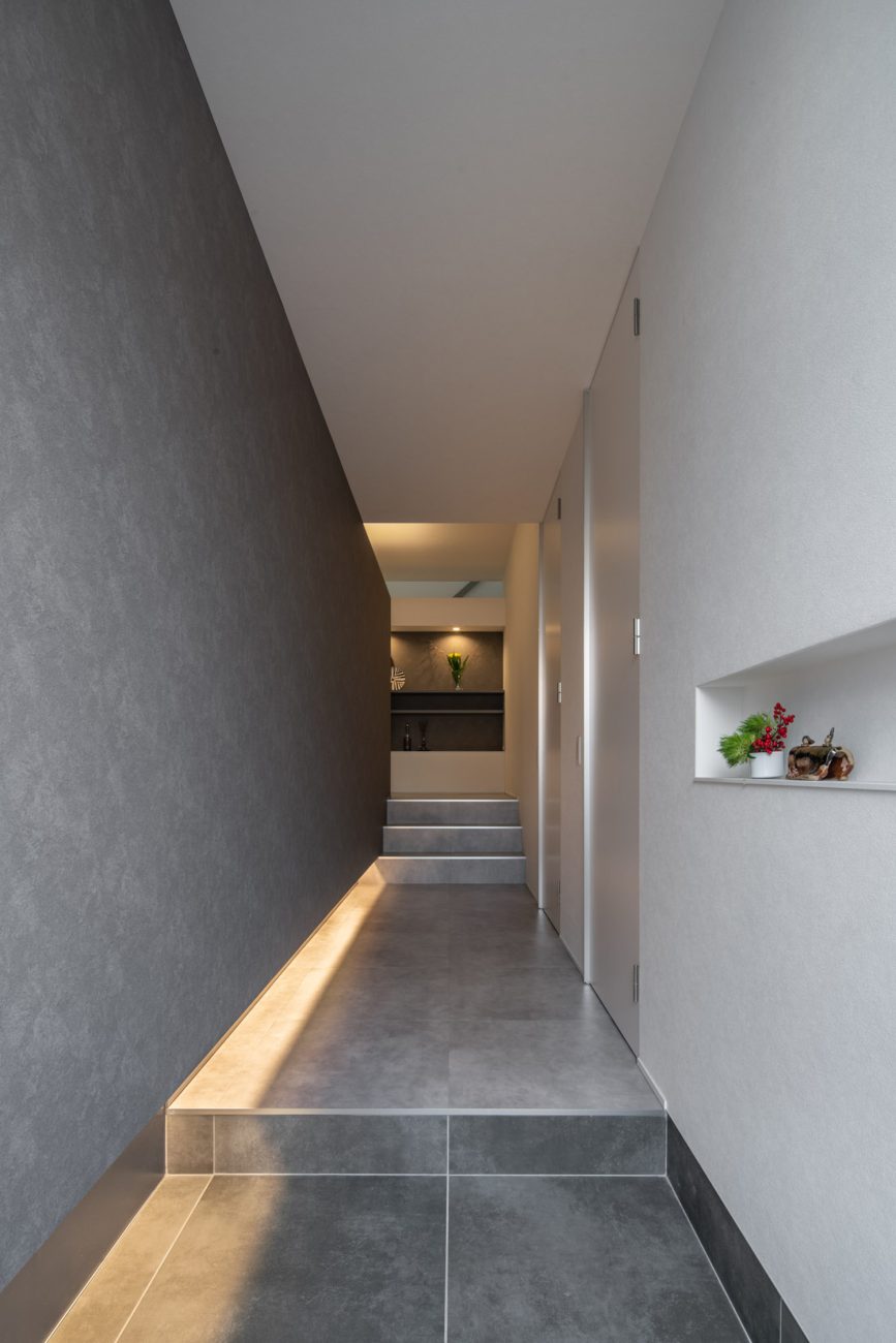 注文住宅・玄関・玄関ホール・タイルの玄関・フットライト・ホテルライク 注文住宅・デザイン住宅建築実例_『CASE739 like living in the sky』_玄関