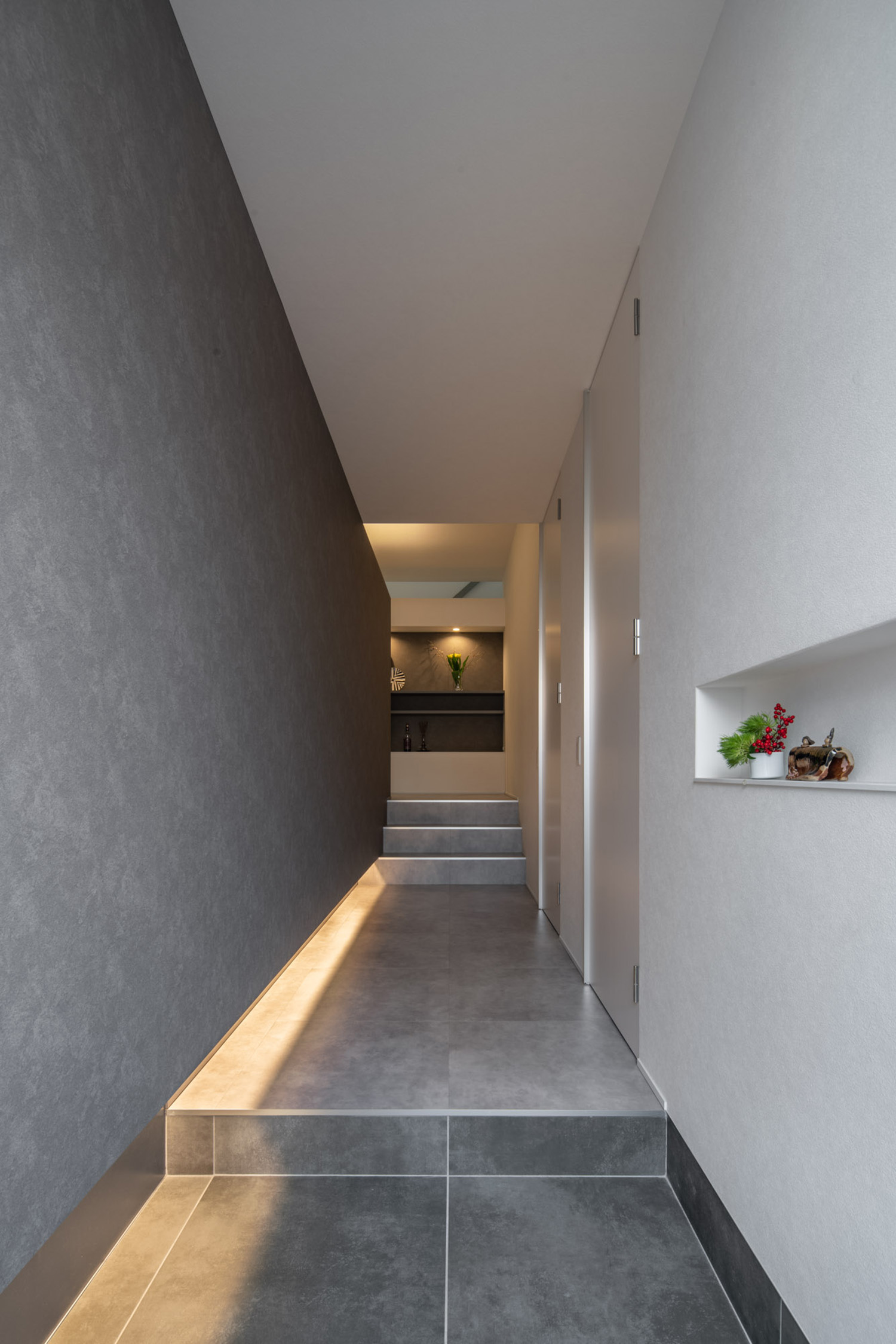 注文住宅・玄関・玄関ホール・タイルの玄関・フットライト・ホテルライク 注文住宅・デザイン住宅建築実例_『CASE739 like living in the sky』_玄関