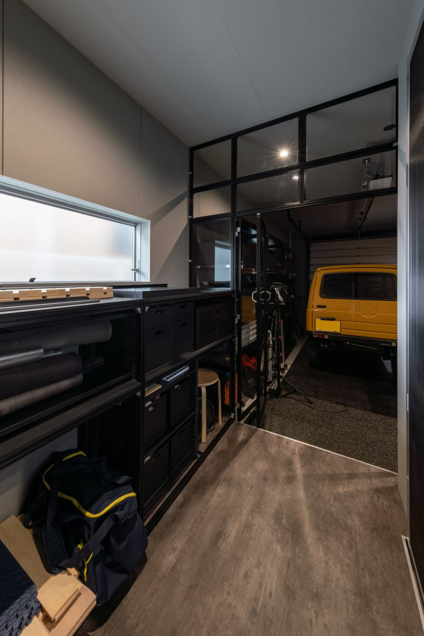 注文住宅・ビルトインガレージ・ガレージ・ガレージのある家 注文住宅・デザイン住宅建築実例_『CASE739 like living in the sky』_ガレージ