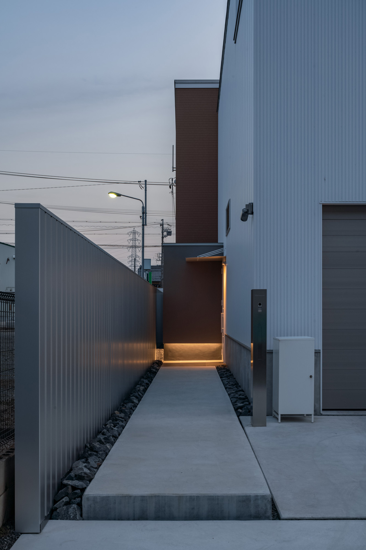 注文住宅・外観・玄関アプローチ・おしゃれな玄関アプローチ 注文住宅・デザイン住宅建築実例_『CASE739 like living in the sky』_外観