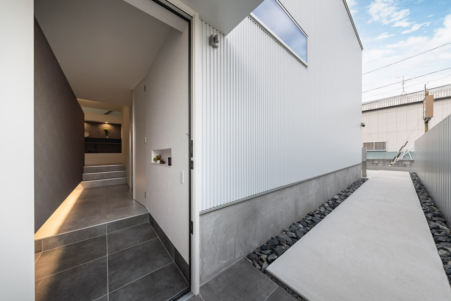 注文住宅・外観・玄関アプローチ・おしゃれな玄関アプローチ 注文住宅・デザイン住宅建築実例_『CASE739 like living in the sky』_外観