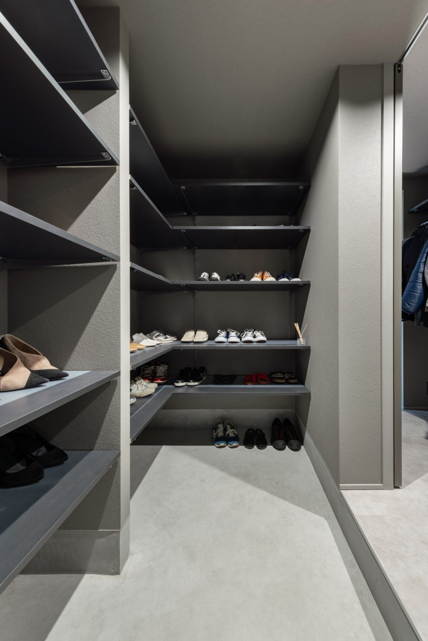 注文住宅・シューズインクローゼット・収納・靴・ホテルライク 注文住宅・デザイン住宅建築実例_『CASE739 like living in the sky』_玄関