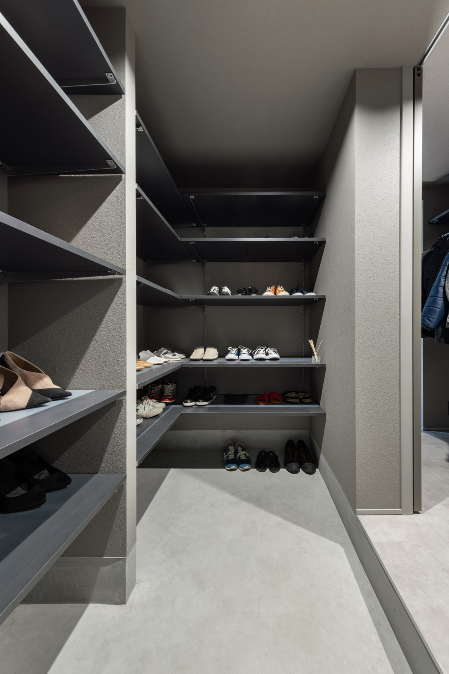 注文住宅・シューズインクローゼット・収納・靴・ホテルライク 注文住宅・デザイン住宅建築実例_『CASE739 like living in the sky』_玄関