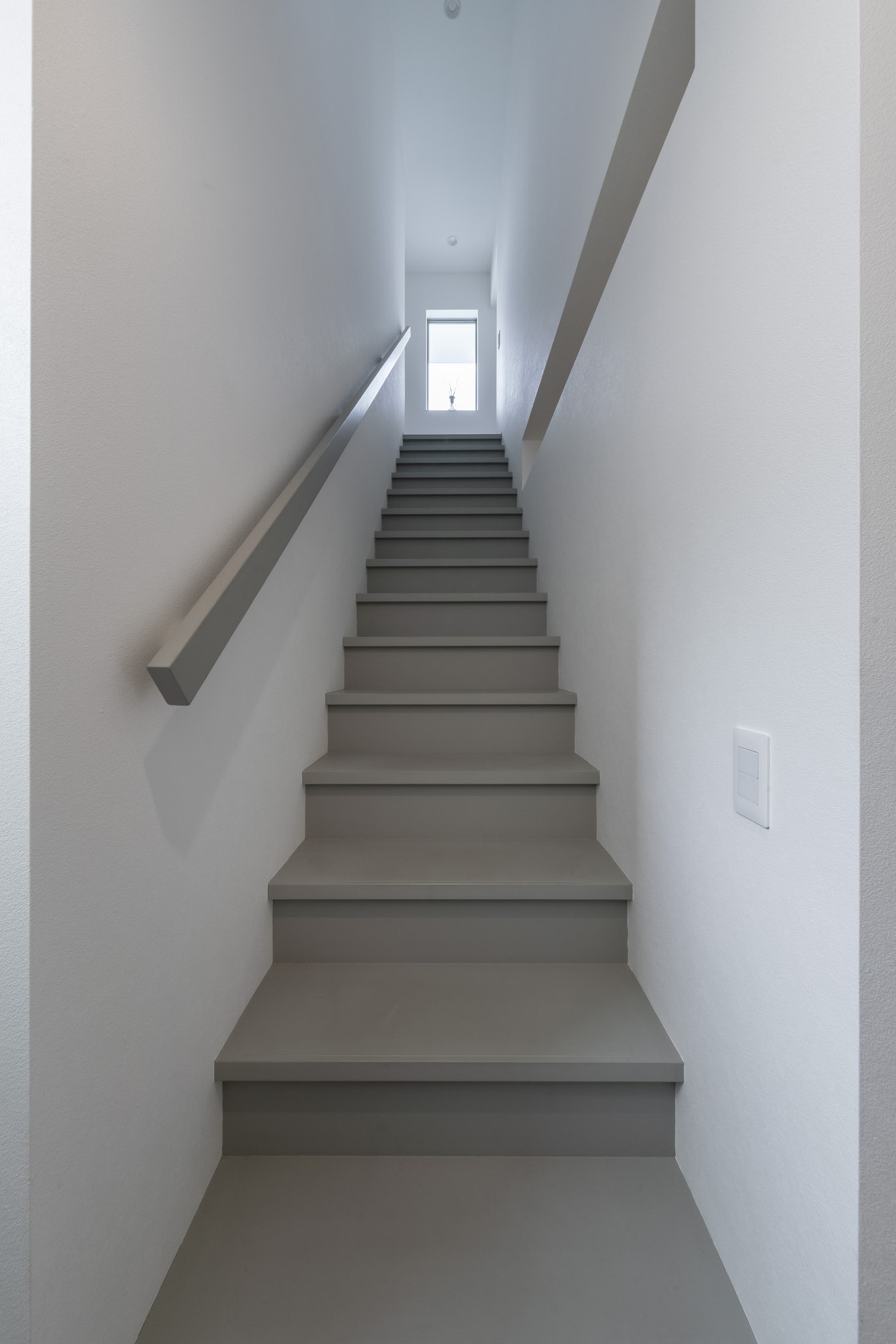 注文住宅・箱型階段・グレーの階段 注文住宅・デザイン住宅建築実例_『CASE739 like living in the sky』_階段