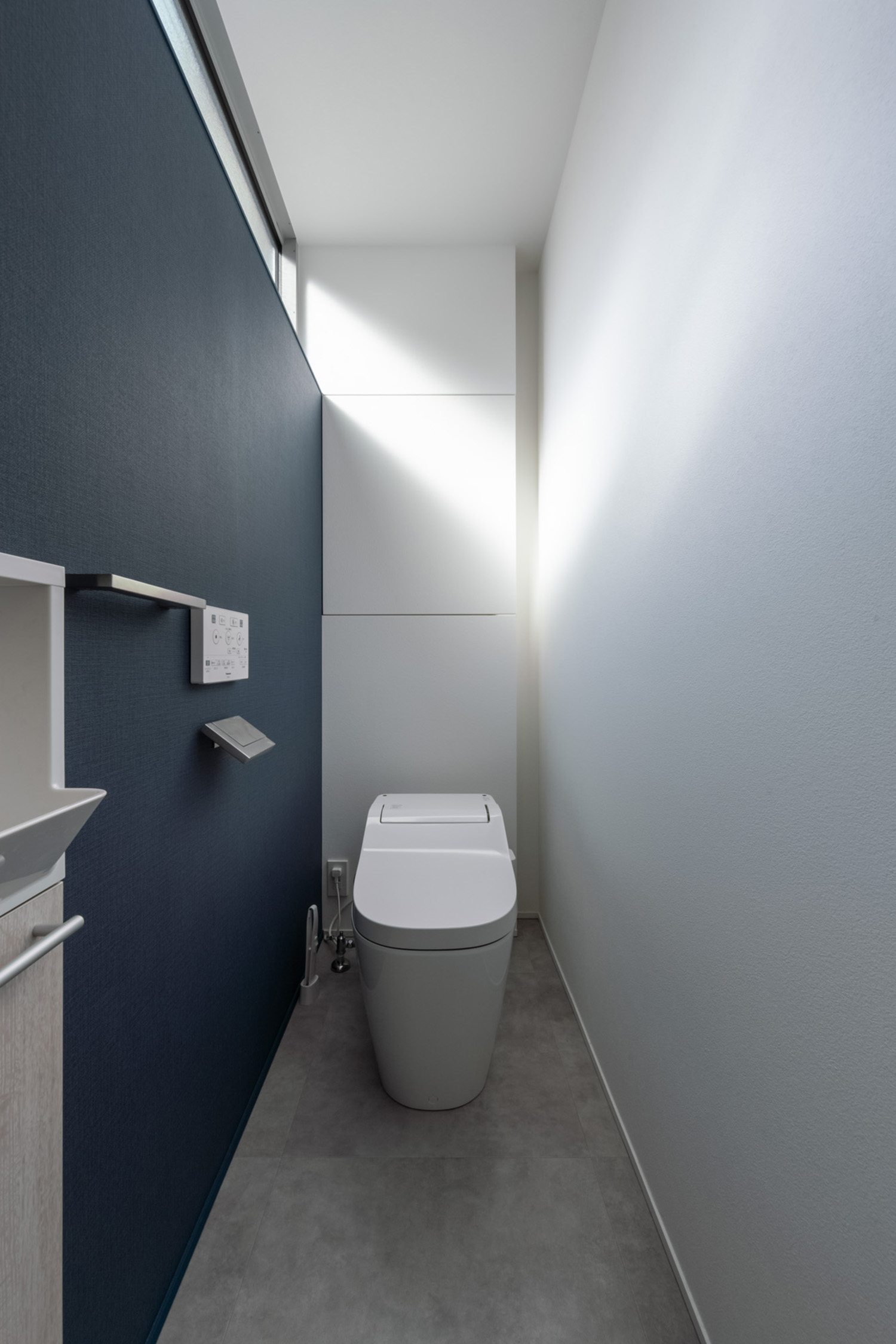 注文住宅・アクセントクロス・スリット窓のあるトイレ 注文住宅・デザイン住宅建築実例_『CASE739 like living in the sky』_トイレ