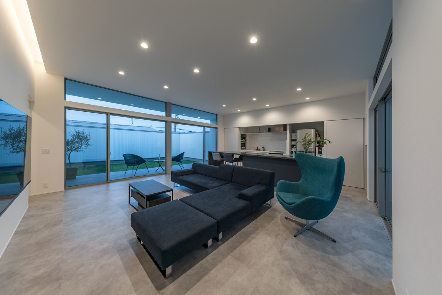 注文住宅・LDK・リビング・大きな窓のあるリビング・テラス・中庭 注文住宅・デザイン住宅建築実例_『CASE739 like living in the sky』_LDK