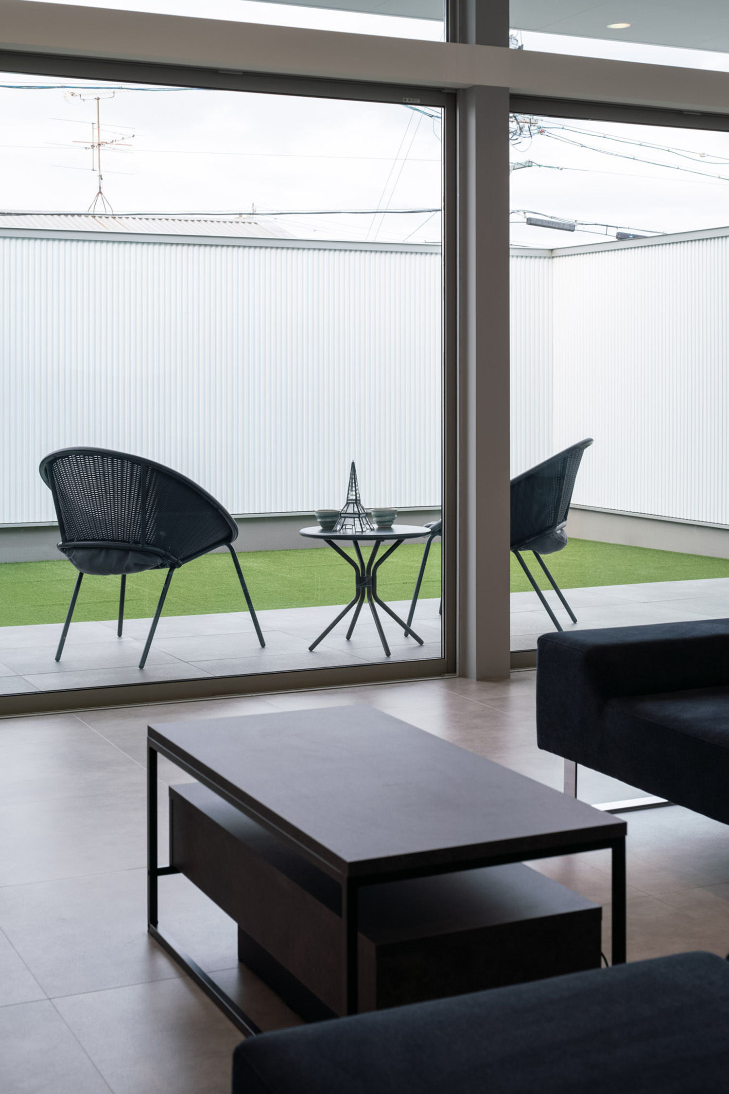 注文住宅・リビング・リビングバルコニー・中庭のある家 注文住宅・デザイン住宅建築実例_『CASE739 like living in the sky』_中庭