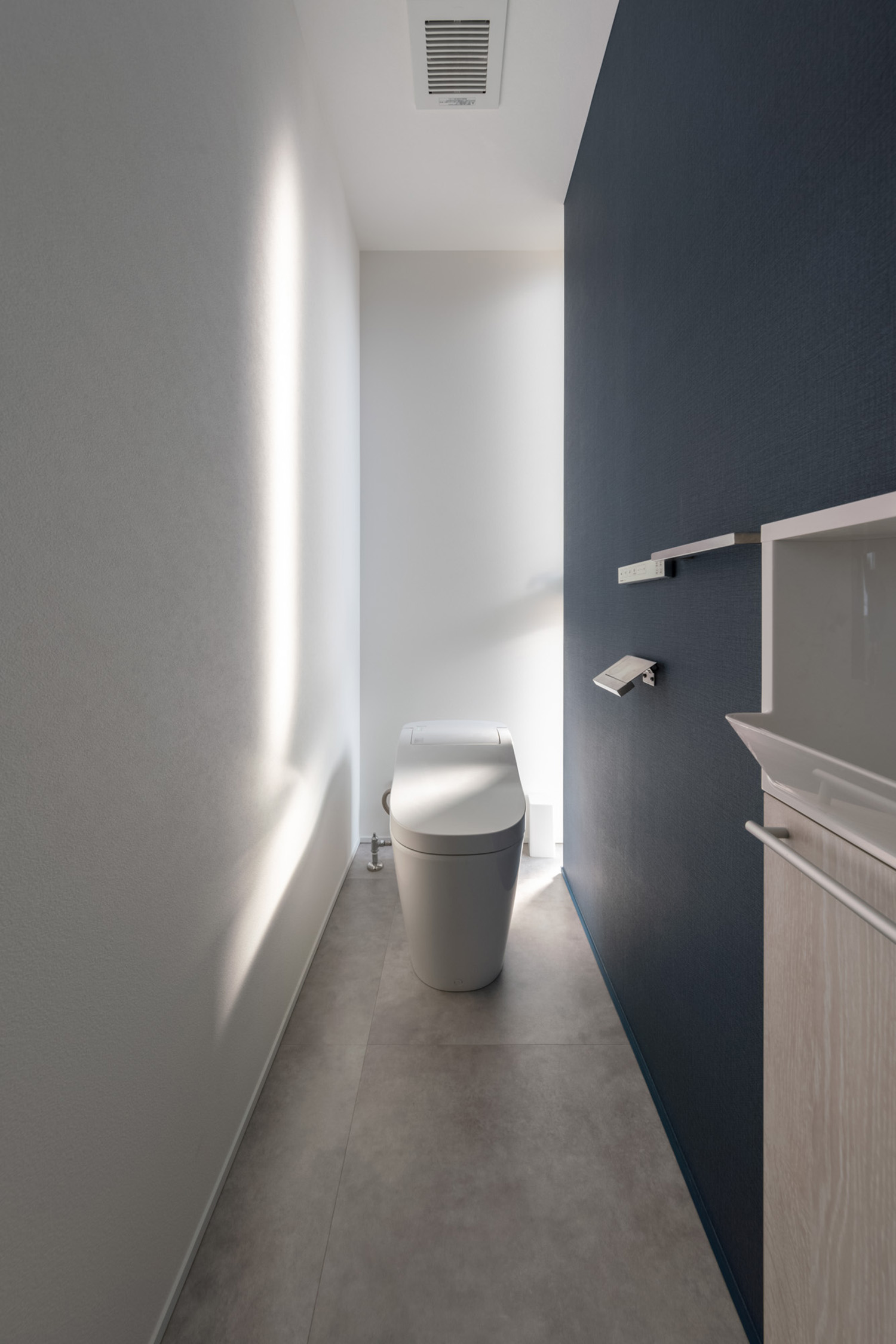 注文住宅・アクセントクロス・スリット窓のあるトイレ 注文住宅・デザイン住宅建築実例_『CASE739 like living in the sky』_トイレ