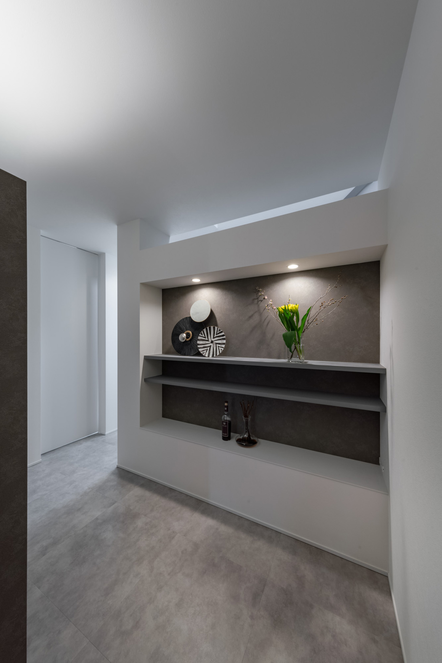 注文住宅・玄関ホール・飾り棚・ホテルライク 注文住宅・デザイン住宅建築実例_『CASE739 like living in the sky』_玄関