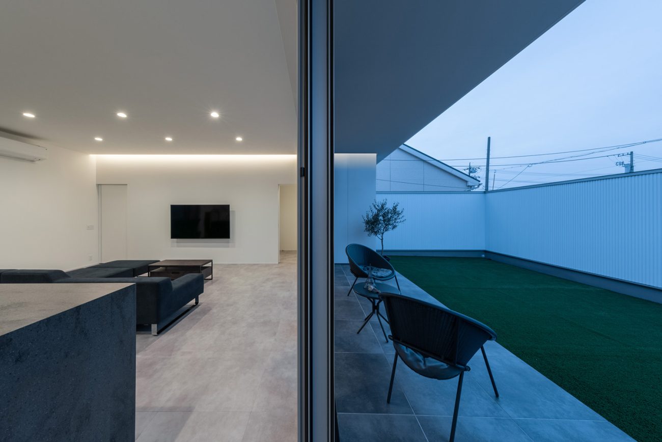 注文住宅・リビング・リビングバルコニー・中庭のある家 注文住宅・デザイン住宅建築実例_『CASE739 like living in the sky』_中庭