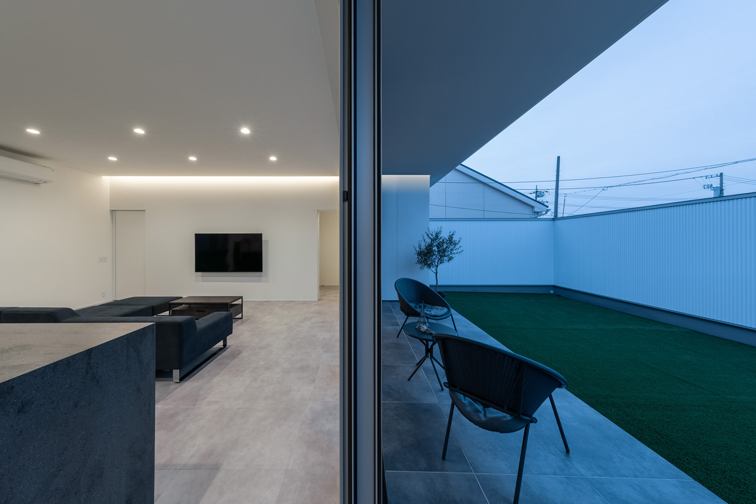 注文住宅・リビング・リビングバルコニー・中庭のある家 注文住宅・デザイン住宅建築実例_『CASE739 like living in the sky』_中庭