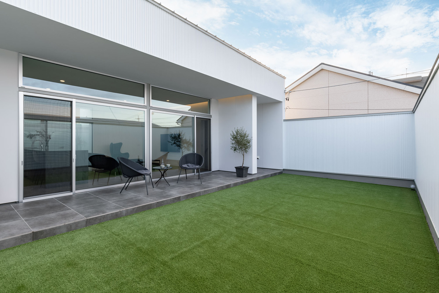 注文住宅・リビングバルコニー・中庭のある家・芝生 注文住宅・デザイン住宅建築実例_『CASE739 like living in the sky』_中庭