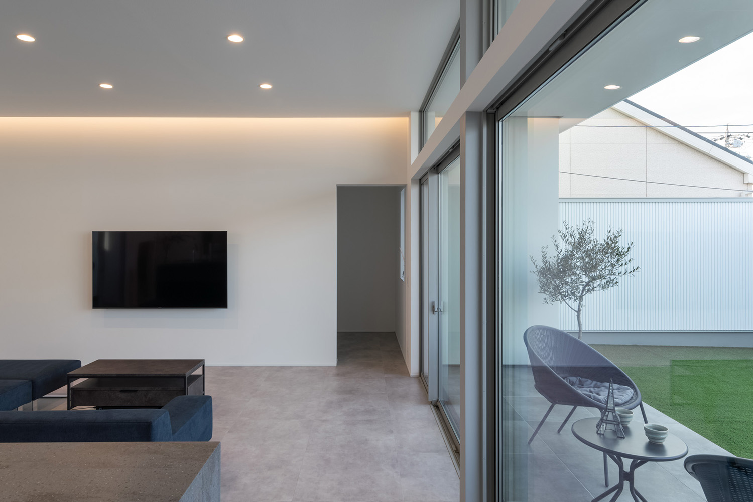 注文住宅・リビング・リビングバルコニー・中庭のある家 注文住宅・デザイン住宅建築実例_『CASE739 like living in the sky』_テラス・バルコニー