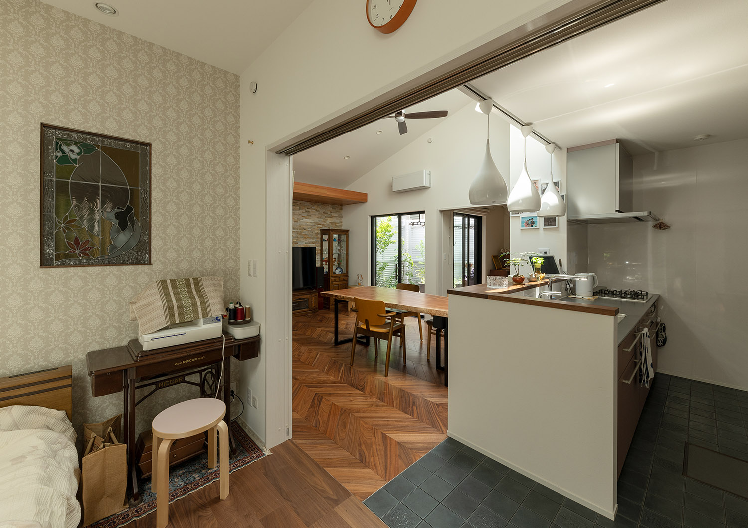 注文住宅・LDK・キッチン・バリアフリー住宅・ペニンシュラキッチン 注文住宅・デザイン住宅建築実例_『CASE740 光とともに』_LDK