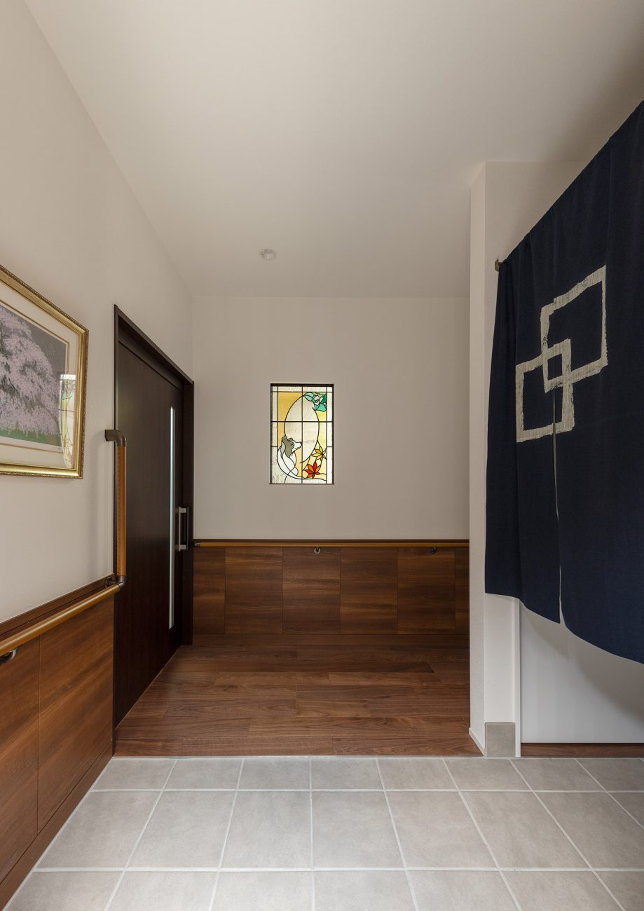 注文住宅・玄関・バリアフリー住宅・段差のない・広い玄関 注文住宅・デザイン住宅建築実例_『CASE740 光とともに』_玄関