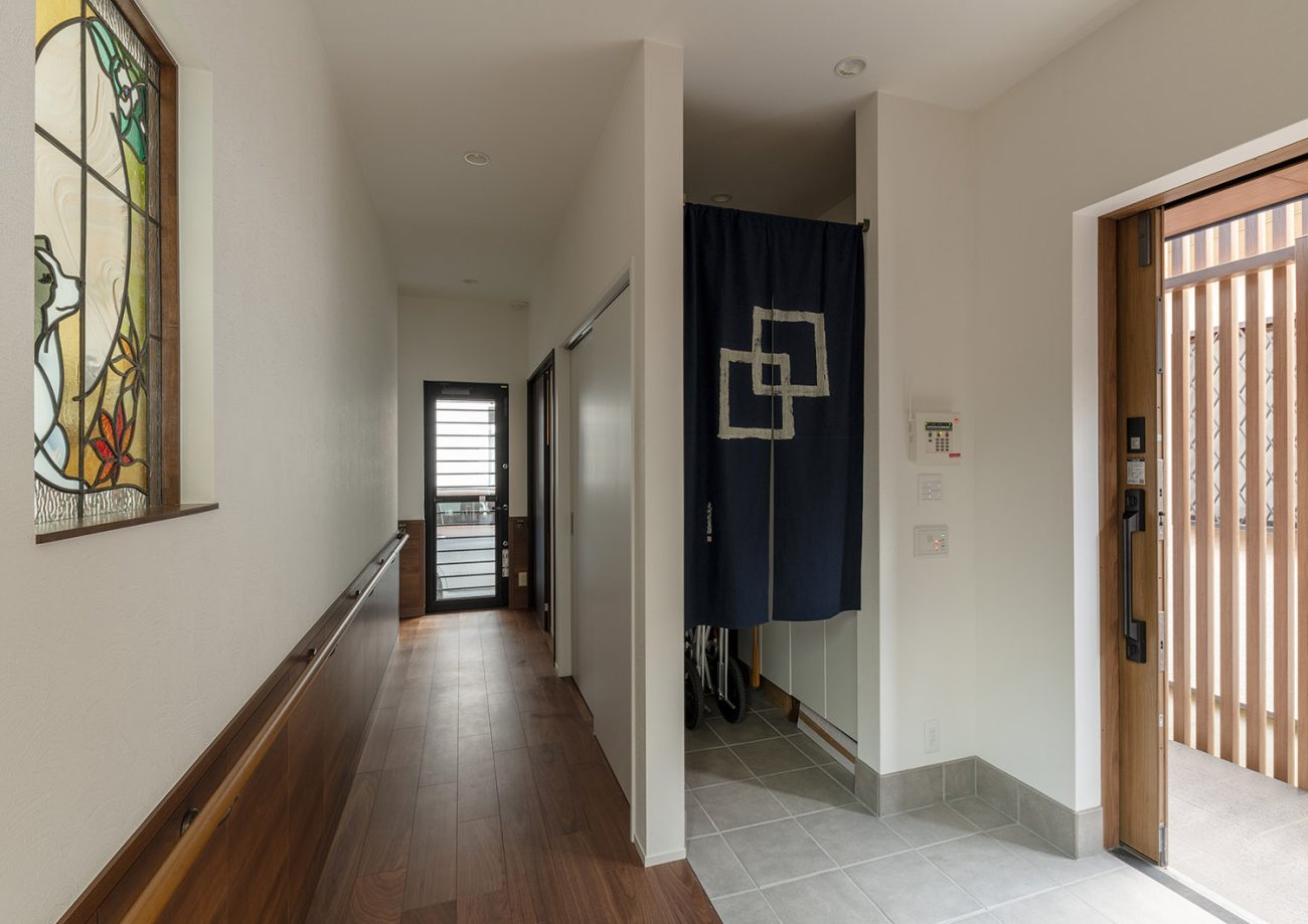 注文住宅・玄関・バリアフリー住宅・段差のない・広い玄関 注文住宅・デザイン住宅建築実例_『CASE740 光とともに』_玄関