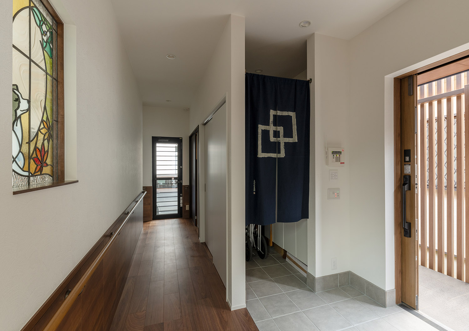 注文住宅・玄関・バリアフリー住宅・段差のない・広い玄関 注文住宅・デザイン住宅建築実例_『CASE740 光とともに』_玄関