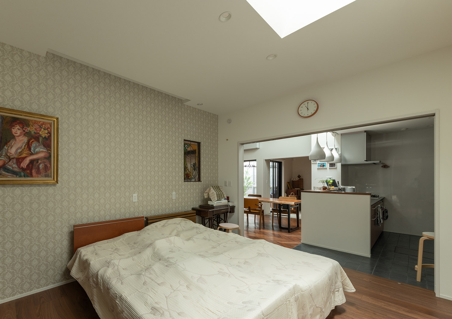 注文住宅・寝室・平屋・バリアフリー住宅・引き戸でつながる・天窓・アクセントクロス 注文住宅・デザイン住宅建築実例_『CASE740 光とともに』_寝室