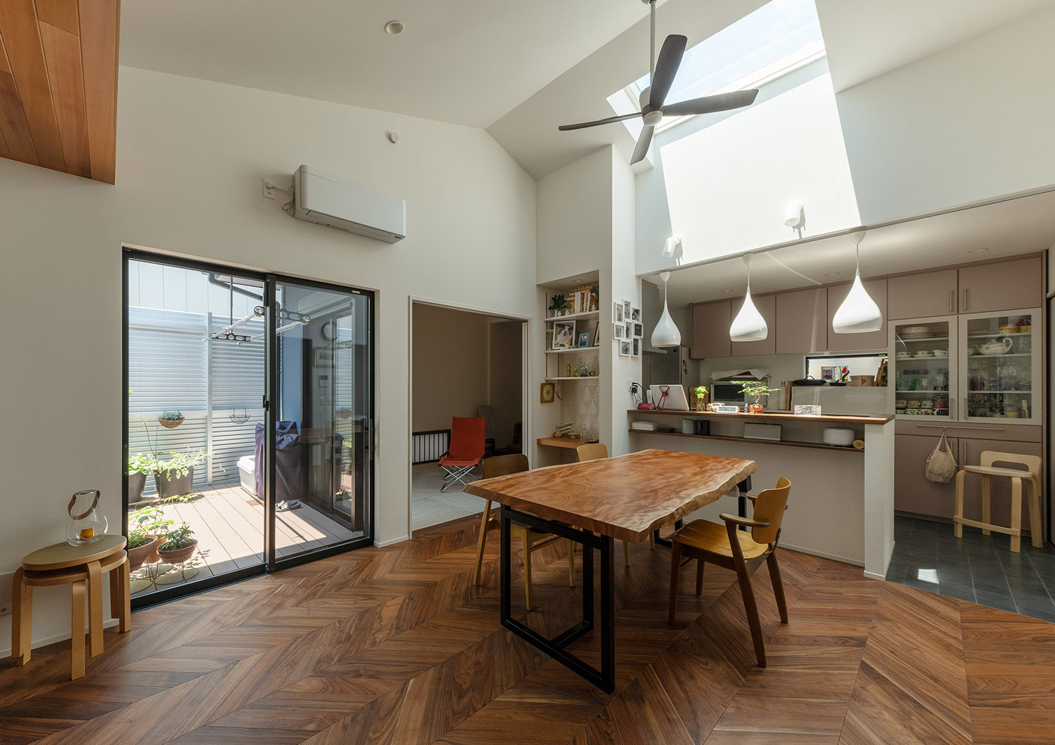 注文住宅・LDK・バリアフリー住宅・平屋・高天井・天窓・ヘリンボーンの床 注文住宅・デザイン住宅建築実例_『CASE740 光とともに』_LDK