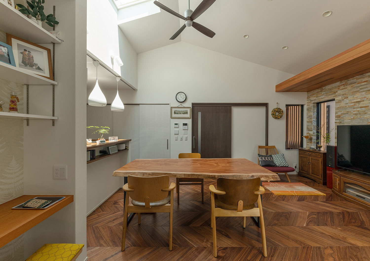 注文住宅・LDK・バリアフリー住宅・平屋・高天井・天窓・ヘリンボーンの床 注文住宅・デザイン住宅建築実例_『CASE740 光とともに』_LDK