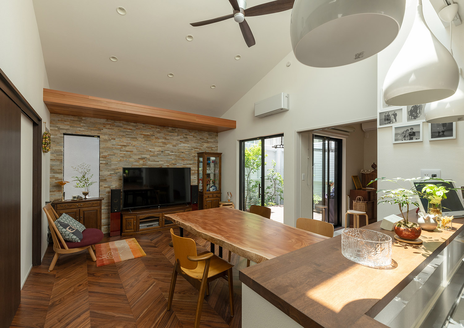 注文住宅・LDK・バリアフリー住宅・平屋・アクセントウォール・ヘリンボーンの床 注文住宅・デザイン住宅建築実例_『CASE740 光とともに』_LDK