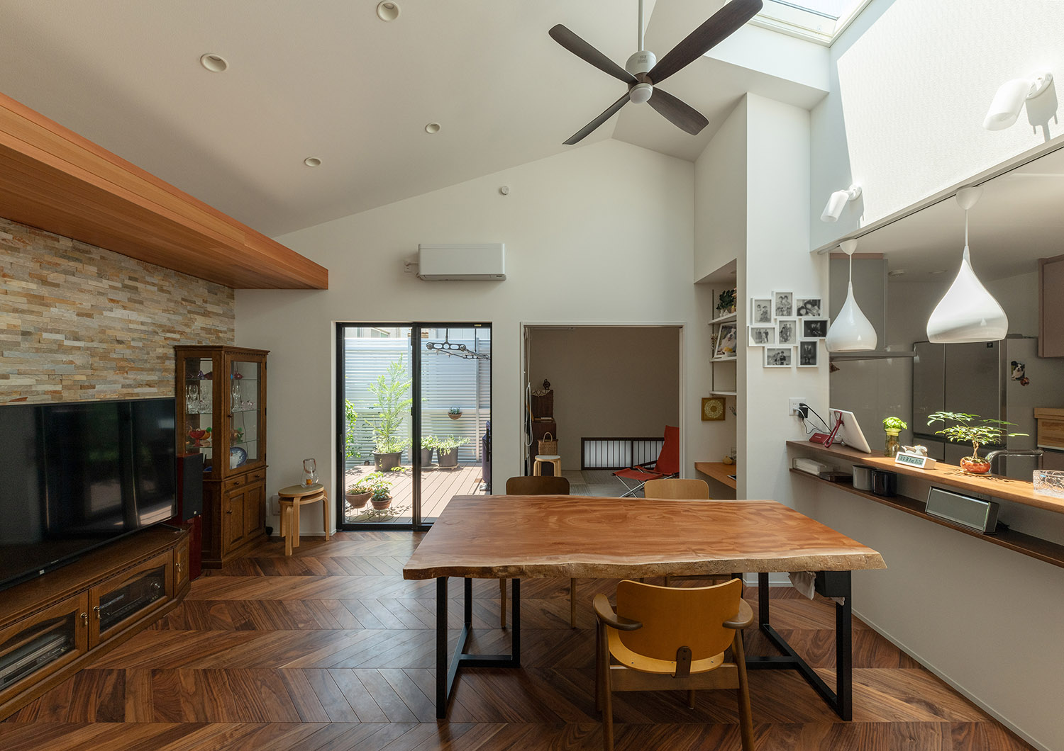 注文住宅・LDK・バリアフリー住宅・平屋・高天井・天窓・ヘリンボーンの床 注文住宅・デザイン住宅建築実例_『CASE740 光とともに』_LDK