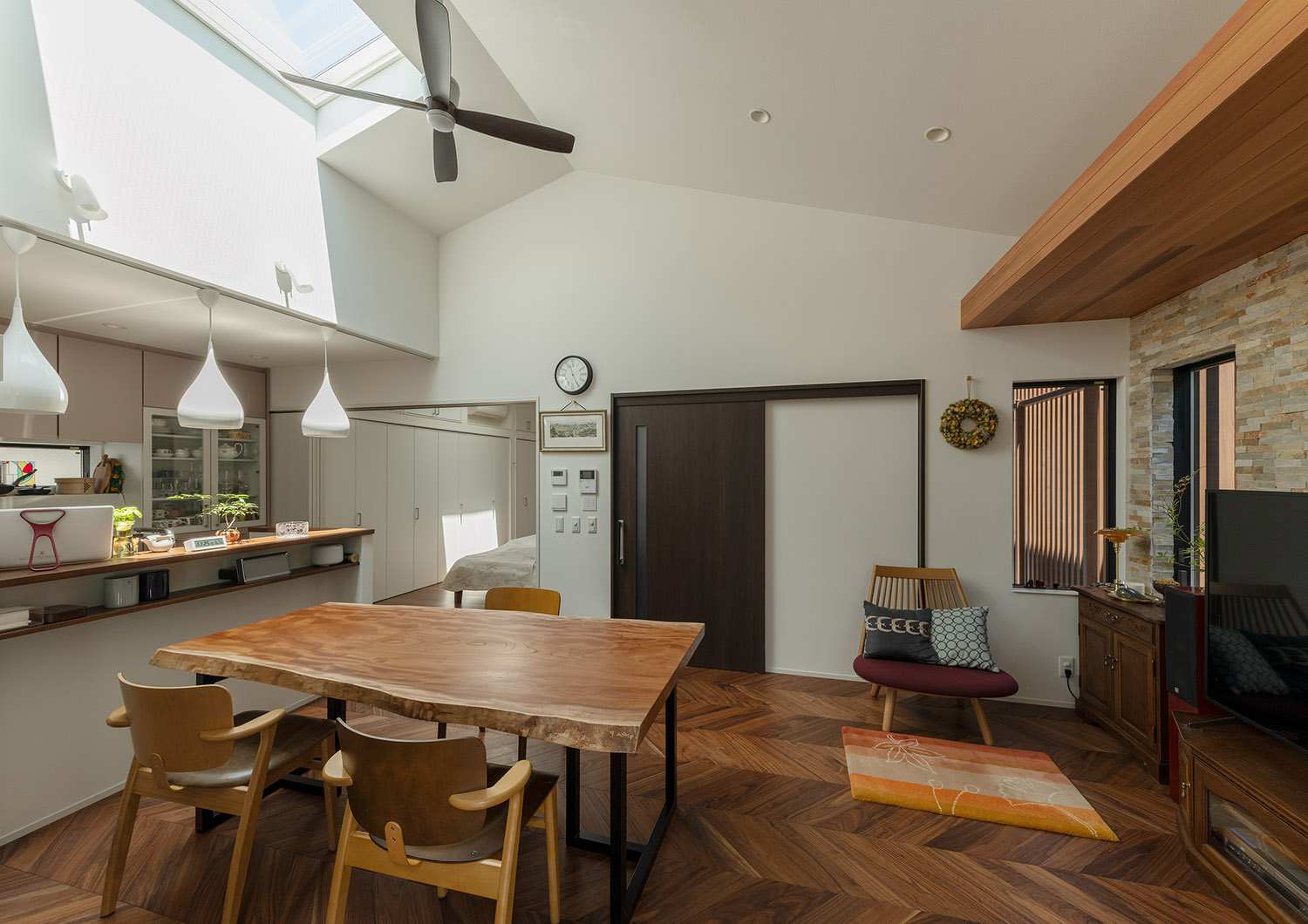 注文住宅・LDK・バリアフリー住宅・平屋・高天井・天窓・ヘリンボーンの床 注文住宅・デザイン住宅建築実例_『CASE740 光とともに』_LDK