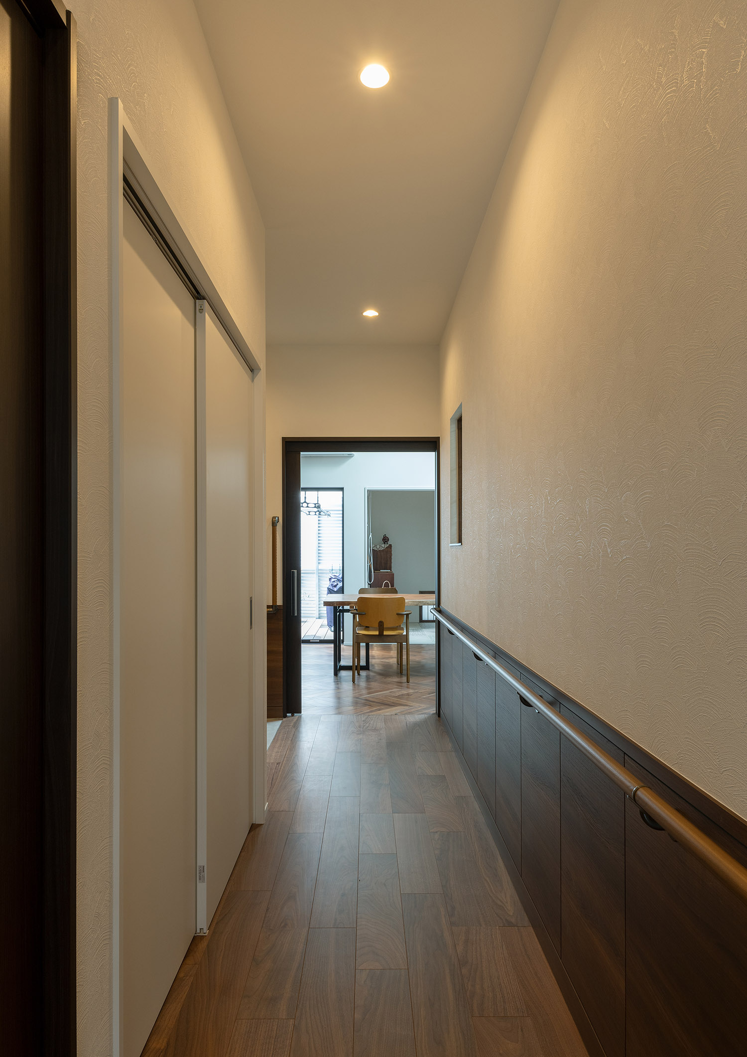 注文住宅・廊下・平屋・バリアフリー住宅・段差のない・手すりがある 注文住宅・デザイン住宅建築実例_『CASE740 光とともに』_廊下