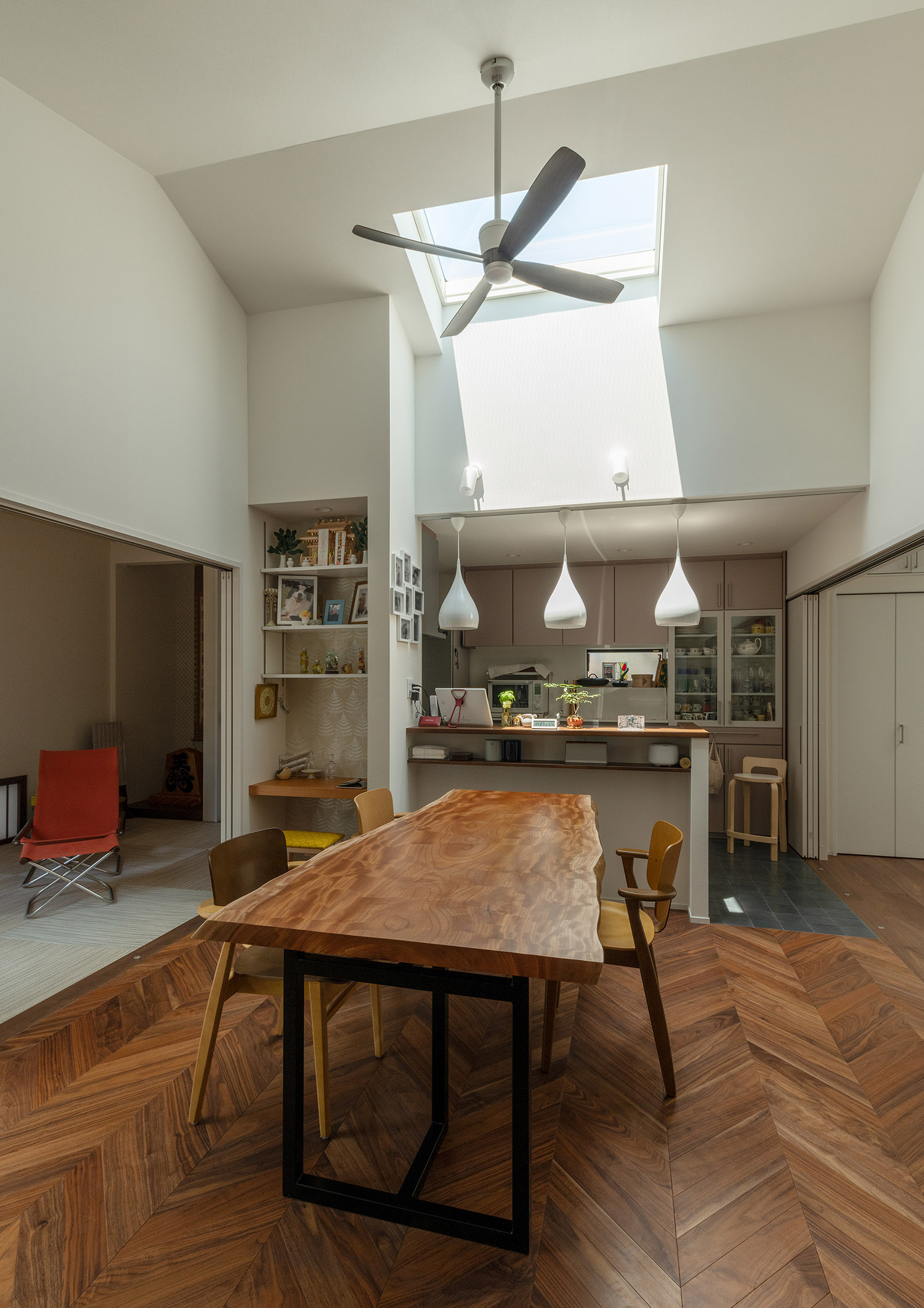 注文住宅・LDK・バリアフリー住宅・平屋・高天井・天窓・ヘリンボーンの床 注文住宅・デザイン住宅建築実例_『CASE740 光とともに』_LDK