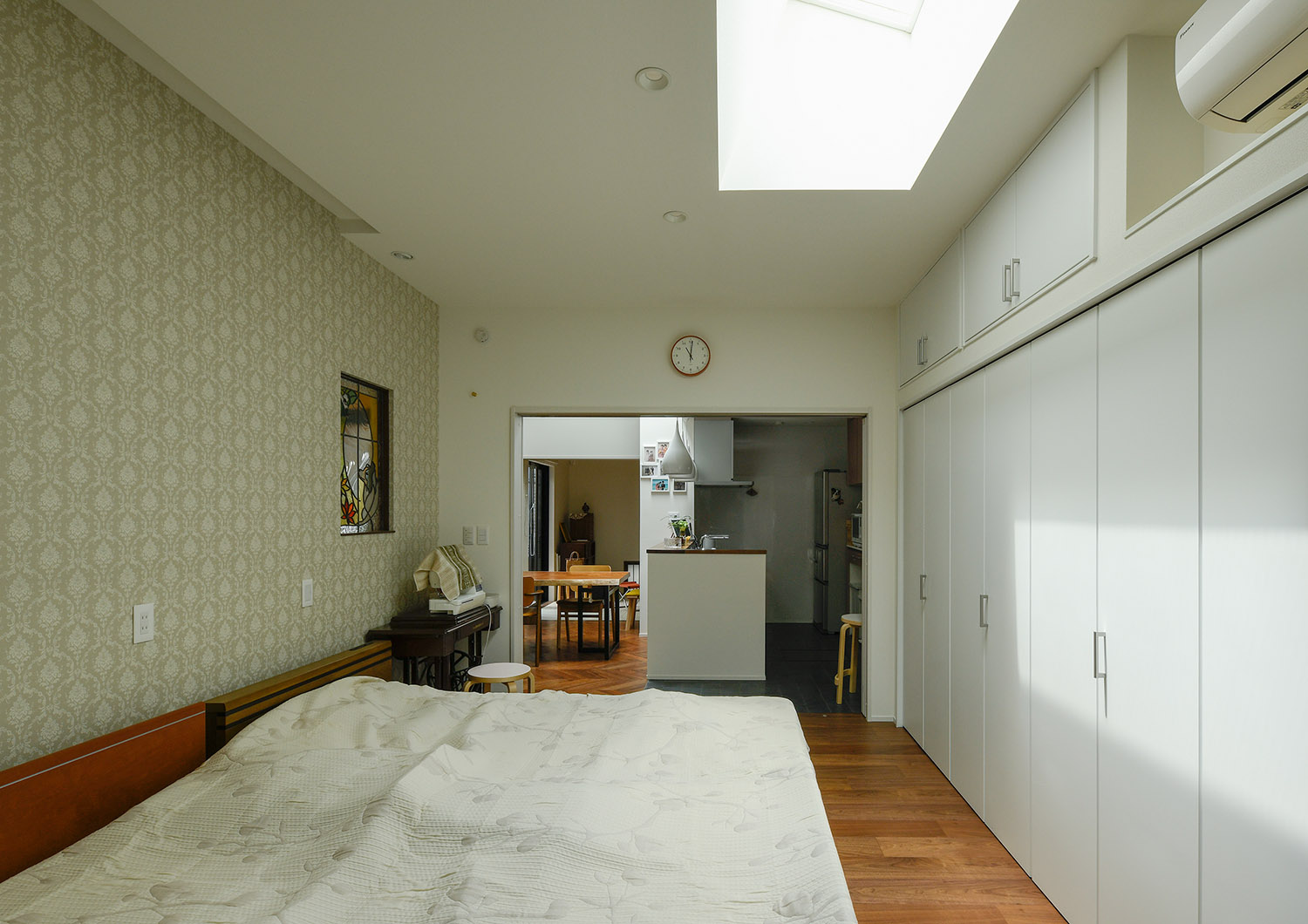 注文住宅・寝室・平屋・バリアフリー住宅・引き戸でつながる・天窓・アクセントクロス 注文住宅・デザイン住宅建築実例_『CASE740 光とともに』_寝室