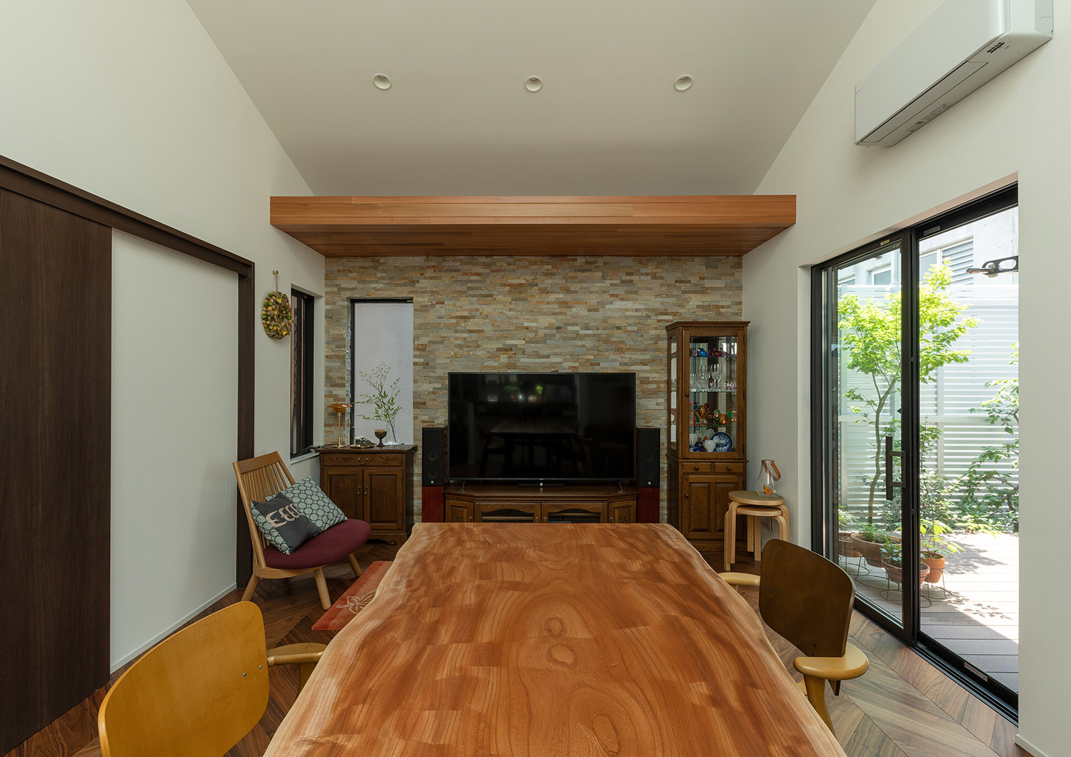 注文住宅・LDK・バリアフリー住宅・平屋・テラスとつながる・アクセントウォール 注文住宅・デザイン住宅建築実例_『CASE740 光とともに』_LDK