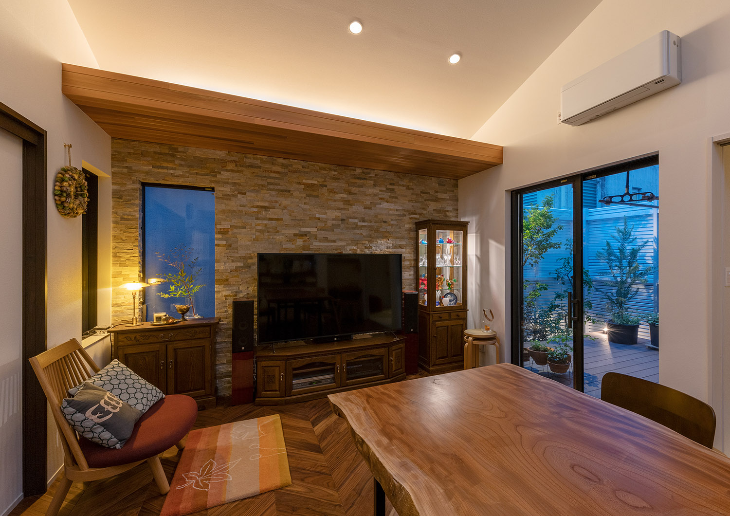 注文住宅・LDK・バリアフリー住宅・平屋・テラスとつながる・ヘリンボーンの床 注文住宅・デザイン住宅建築実例_『CASE740 光とともに』_LDK