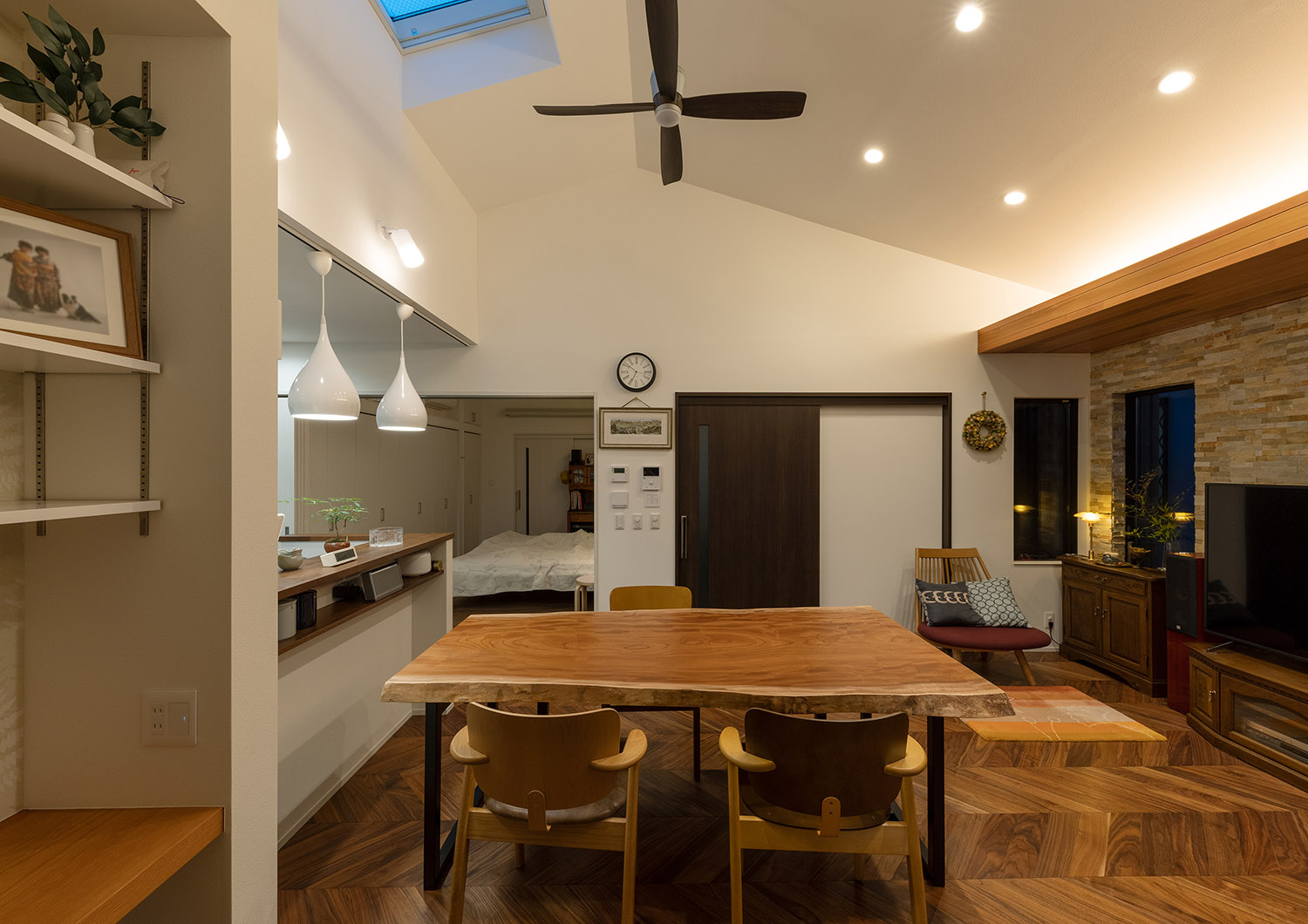 注文住宅・LDK・バリアフリー住宅・平屋・高天井・天窓・ヘリンボーンの床 注文住宅・デザイン住宅建築実例_『CASE740 光とともに』_LDK