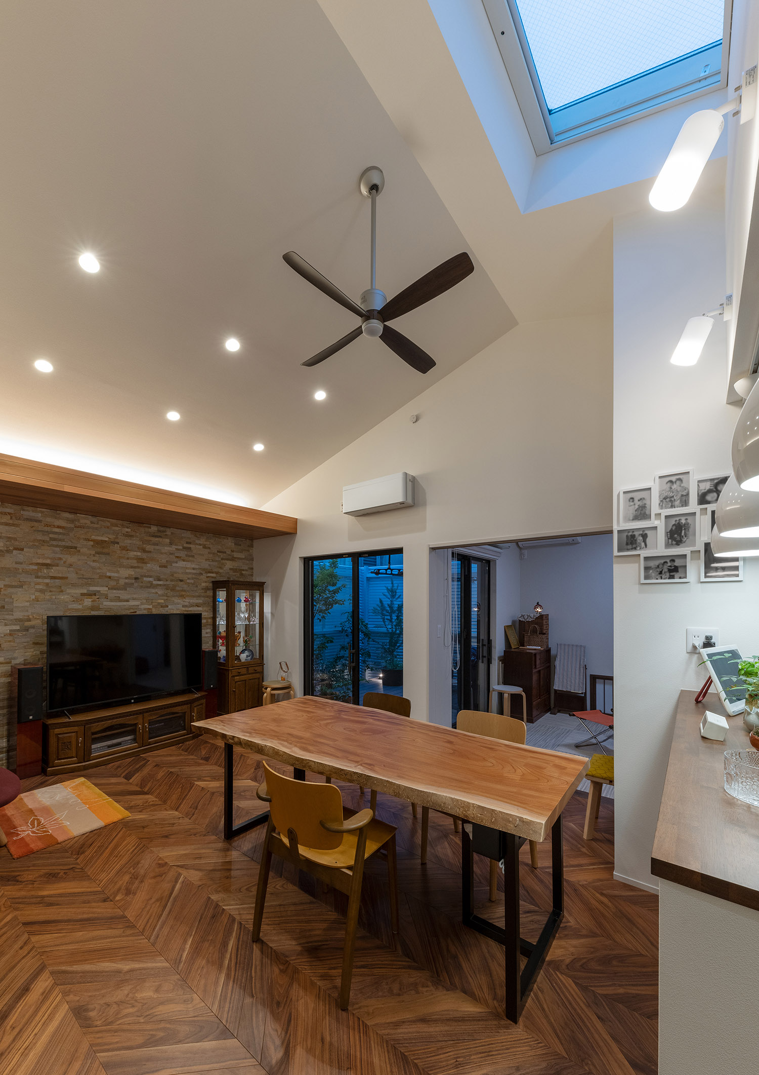 注文住宅・LDK・バリアフリー住宅・平屋・高天井・天窓・ヘリンボーンの床 注文住宅・デザイン住宅建築実例_『CASE740 光とともに』_LDK